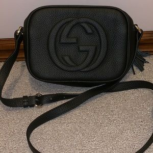 Gucci soho small disco bag in black.